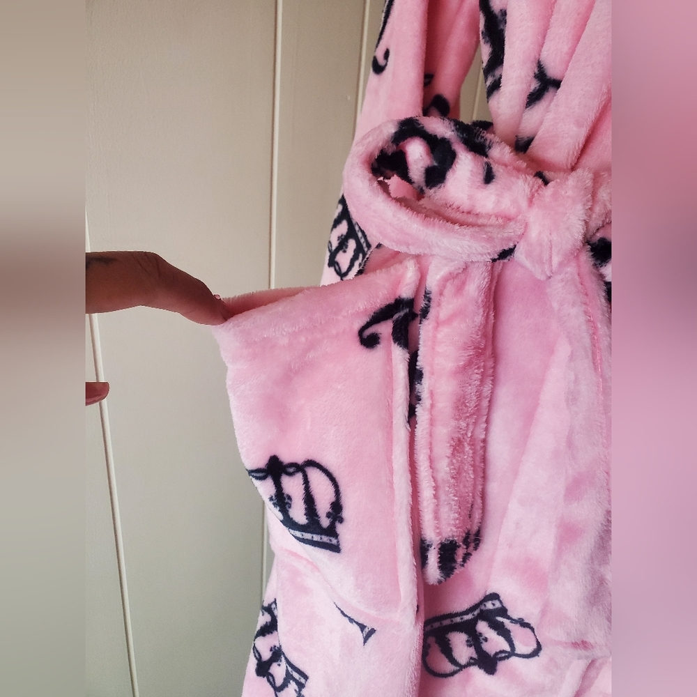 JUICY COUTURE light pink jc crown hooded plush robe - Picture 3 of 6